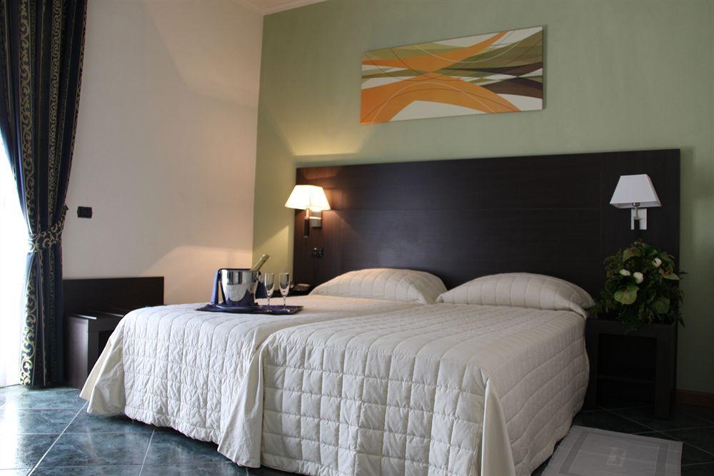 צ'יאמפינו Hotel Palacavicchi מראה חיצוני תמונה