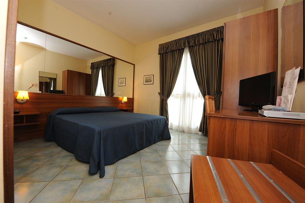 צ'יאמפינו Hotel Palacavicchi מראה חיצוני תמונה