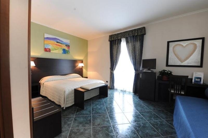 צ'יאמפינו Hotel Palacavicchi מראה חיצוני תמונה