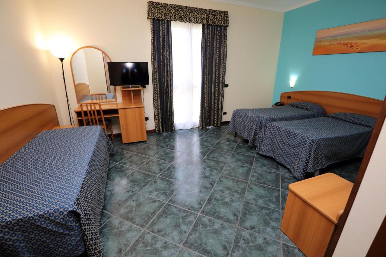 צ'יאמפינו Hotel Palacavicchi מראה חיצוני תמונה