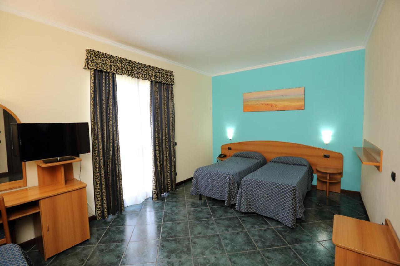 צ'יאמפינו Hotel Palacavicchi מראה חיצוני תמונה