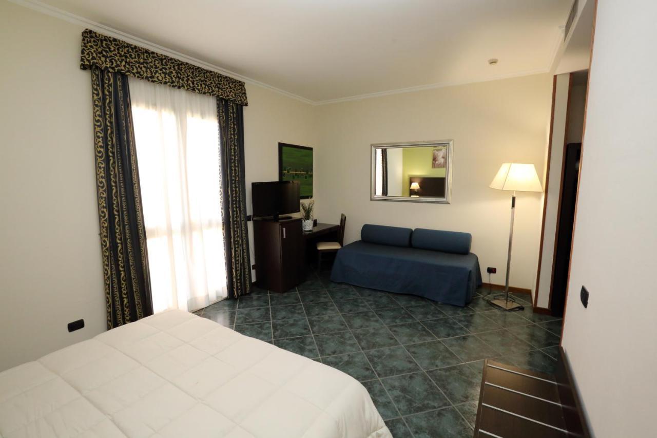 צ'יאמפינו Hotel Palacavicchi מראה חיצוני תמונה