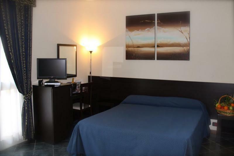 צ'יאמפינו Hotel Palacavicchi מראה חיצוני תמונה
