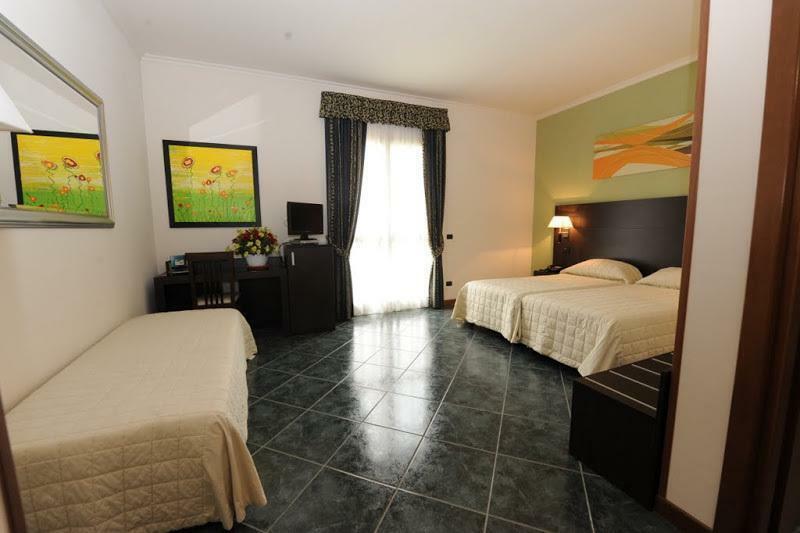 צ'יאמפינו Hotel Palacavicchi מראה חיצוני תמונה