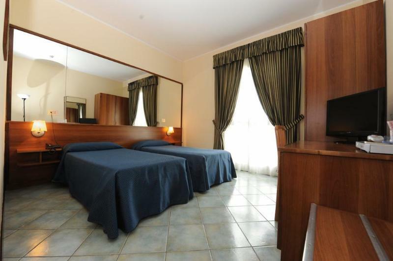 צ'יאמפינו Hotel Palacavicchi מראה חיצוני תמונה